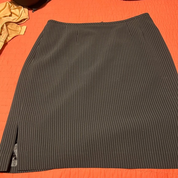 Classic 3 piece Tahari pin stripe suit with jacket, skirt and pants - Picture 7 of 7